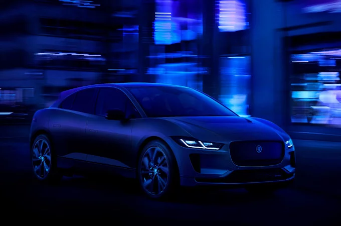 „JAGUAR“ PRISTATĖ ATNAUJINTĄ ELEKTRINĮ VISUREIGĮ I-PACE
