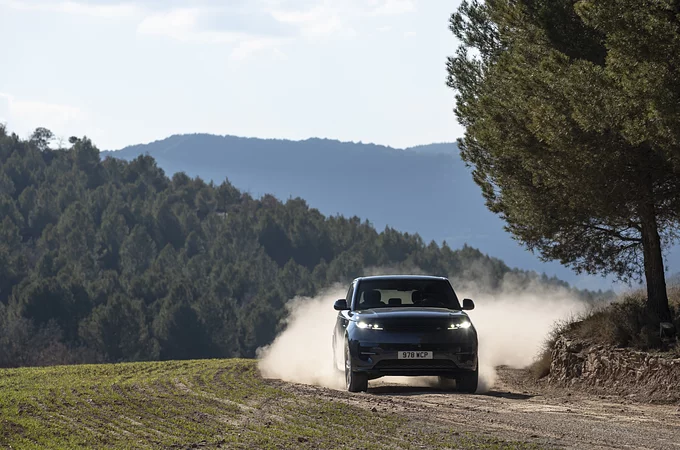 ELECTRIC HYBRID CHALLENGE: NOWY RANGE ROVER PREZENTUJE POTENCJAŁ ZELEKTRYFIKOWANEGO NAPĘDU