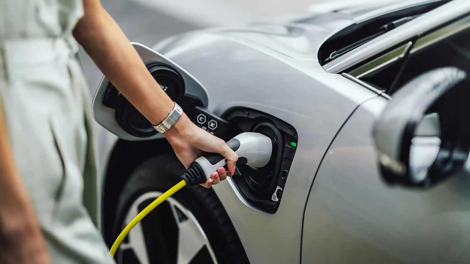 HOW TO CHARGE AN ELECTRIC CAR