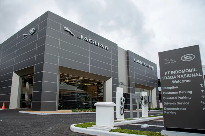 MODERN AND LUXURY, THE FIRST JAGUAR &amp; LAND ROVER SHOWROOM HAS OFFICIALLY OPEN