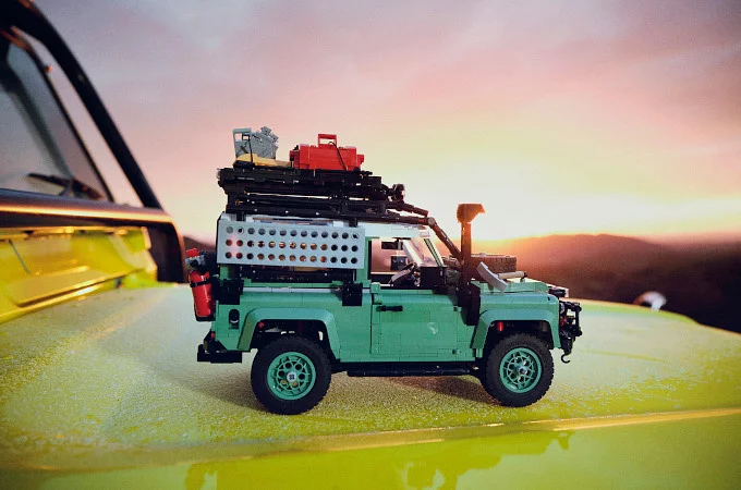 LAND ROVER 75 GADU JUBILEJA: LEGO LAIŽ KLAJĀ KLASISKĀ DEFENDER 90 KOMPLEKTU