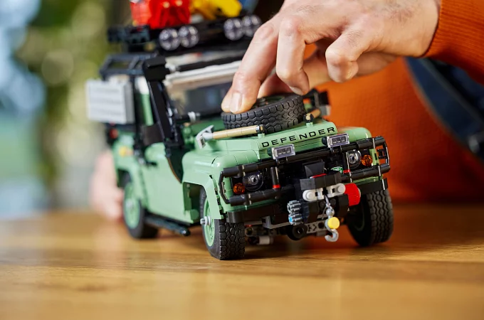 LAND ROVER 75 GADU JUBILEJA: LEGO LAIŽ KLAJĀ KLASISKĀ DEFENDER 90 KOMPLEKTU