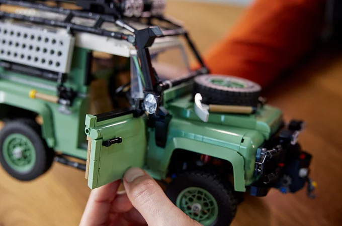 LAND ROVER 75 GADU JUBILEJA: LEGO LAIŽ KLAJĀ KLASISKĀ DEFENDER 90 KOMPLEKTU