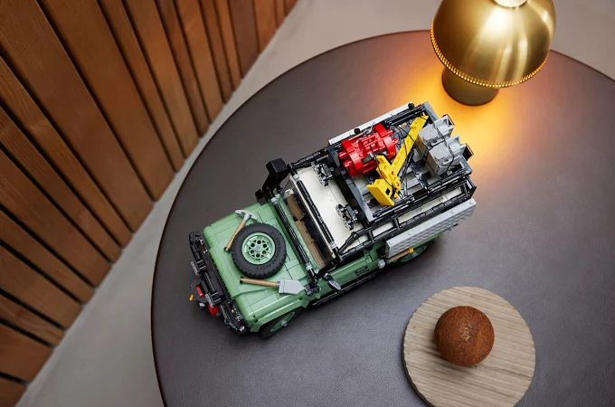 LAND ROVER 75 GADU JUBILEJA: LEGO LAIŽ KLAJĀ KLASISKĀ DEFENDER 90 KOMPLEKTU