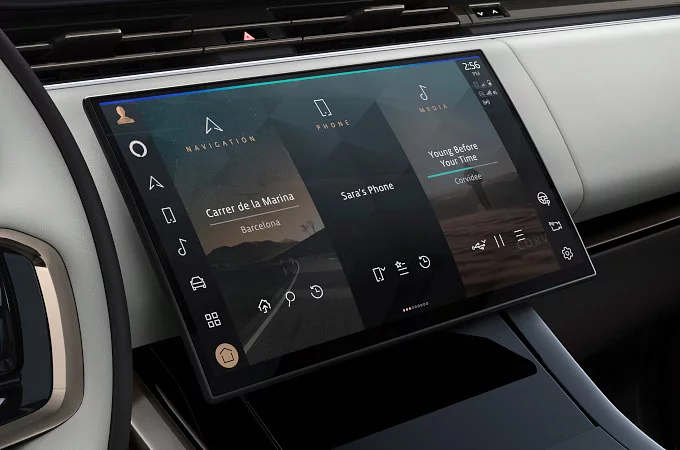 Tableau de bord intérieur et système d’infodivertissement du Range Rover Sport.