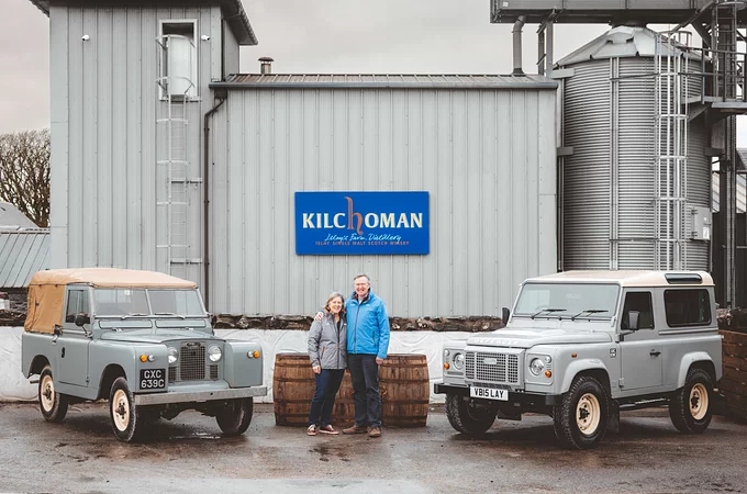 LAND ROVER CLASSIC PREZENTUJE LIMITOWANĄ EDYCJĘ HISTORYCZNEGO DEFENDERA I&nbsp;WYJĄTKOWEJ WHISKY WE WSPÓŁPRACY Z DESTYLARNIĄ KILCHOMAN