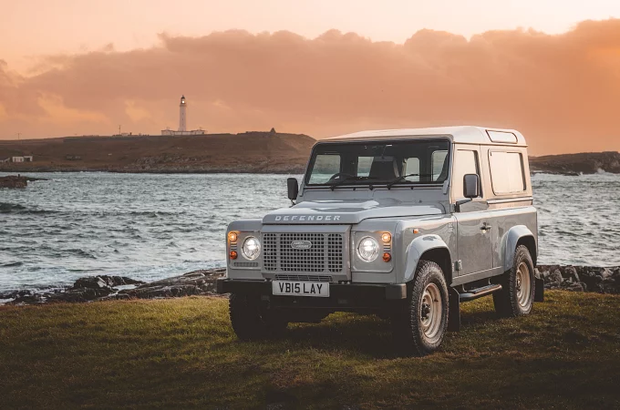 PREZENTĒTA KLASISKĀ DEFENDER ĪPAŠĀ VERSIJA – WORKS V8 ISLAY EDITION