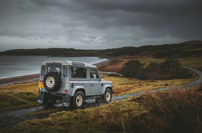 PREZENTĒTA KLASISKĀ DEFENDER ĪPAŠĀ VERSIJA – WORKS V8 ISLAY EDITION