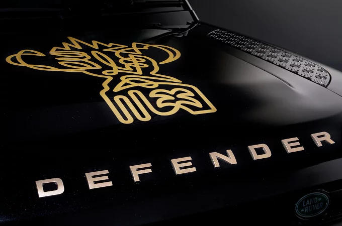 DEFENDER REVEALS UNIQUE DEFENDER 110 TO SHOWCASE RUGBY WORLD CUP TROPHY ON COUNTDOWN TOUR