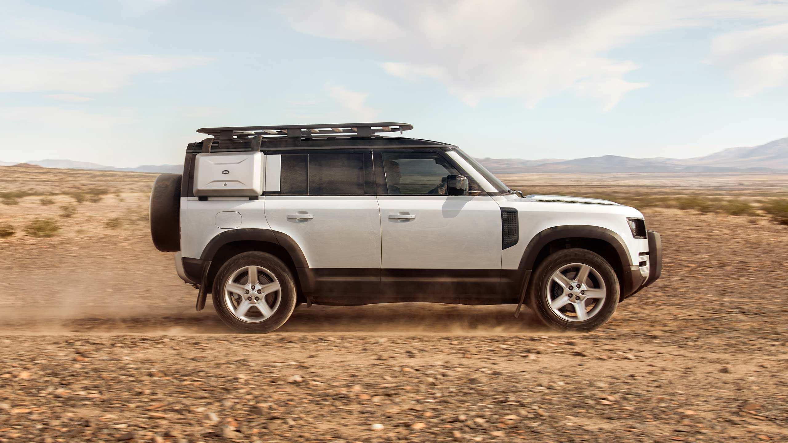 Range Rover Defender in desert